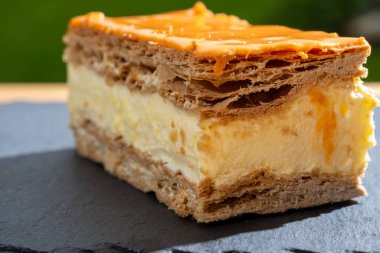 Hollanda 'da Kral' ın doğum günü kutlaması, erkek-polar veya tompouce, Hollanda 'da ikonik hamur işi, portakal kreması, yakından krema.