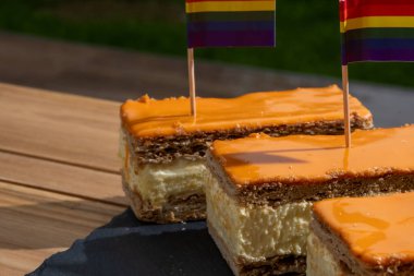 Hollanda 'da Kral' ın doğum gününü kutlamak, tompolar veya tompouce, Hollanda 'da ikonik pasta puf hamuru, portakal kreması, krema ve gökkuşağı lgbt gurur bayraklarından yapılır