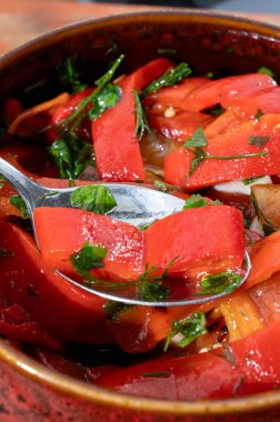 Izgara kırmızı biber, taze sarımsak ve maydanozlu kırmızı biber salatası, lezzetli sebzeler.