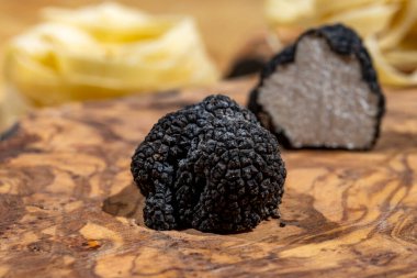 İtalyan siyah mantarlı vejetaryen makarna pişiriyorum. Lezzetli aromatik mantar, kapat.