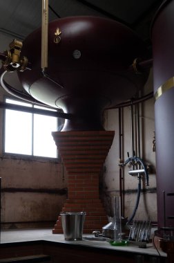 Charentias 'taki konyak ruhlarının çifte damıtma işlemi. Bakır alambik hala eski bir içki imalathanesinde, Charente, Segonzac, Grand Champagne, Fransa