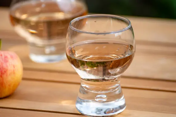 stock image Brut apple cider from Betuwe, Gelderland, in glass on wooden table, apple cider production in Netherlands