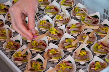 Tours, Loire Valley, Fransa 'da Fransız restoranlarının büyük aşçıları, yaz şarap festivalinin ziyaretçileri için aperatifler.