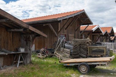 Fransa 'da seyahat, Gujan-Mestras köyünde eski ahşap kulübeler ve istiridye çiftlikleri, taze istiridye kabukları, Arcachon körfezi, Atlantik okyanusu, Fransa, turist durağı ekimi, balıkçılık ve satışı