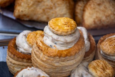 Doldurulmuş amcık hamur işi et sosu, Fransız kuzeni vol-au-vent başlangıç yemeği.