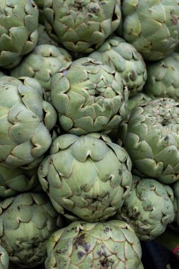 Yeni taze taze taze organik enginar hasadı Dordogne, Fransa 'daki yerel çiftçi pazarında.