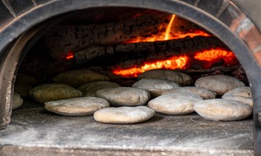 Yerel sokak pazarında ahşap fırında pide pişirme