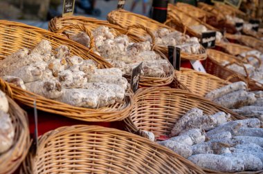 Fransız kasap dükkanında, Dordogne, Fransa 'da ev yapımı kurutulmuş salam sosisi, yakın plan domuz eti.