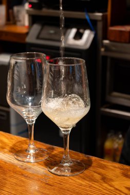 Belçika sokağı ve fast food, Belçika bayrağı renginde kağıt külah patates cipsi ve mayonez saunası.