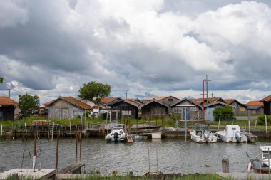 Fransa 'da seyahat, Gujan-Mestras köyünde eski ahşap kulübeler ve istiridye çiftlikleri, taze istiridye kabukları, Arcachon körfezi, Atlantik okyanusu, Fransa, turist durağı ekimi, balıkçılık ve satışı