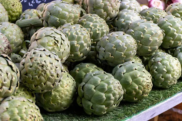 Stock image New harvest of fresh ripe green organic artichokes heads on local farmers market in Dordogne, France