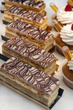 Fransız milföy keki, vanilya ya da muhallebi dilimi, Fransız pastanesinde kremalı Napolyon böreği.