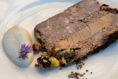 Terrine foie gras yağlı ciğer spesiyali ördek ciğeri ya da kaz ciğeri. Zorla beslenerek şişmanlatılmış. Perigoed, Dordogne 'daki Fransız restoranında servis ediliyor.