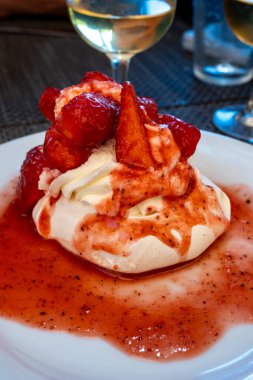 Tatlı Fransız tatlısı, Red Strawberry meyveli pavlova Saint-Tropez, Fransa 'da bir restoranda servis ediliyor.