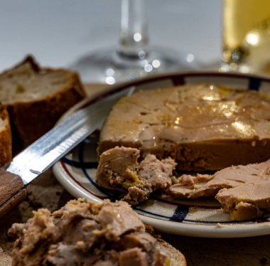 Başlangıç tabağı kaz ciğeri ördek ciğeri ya da kaz ciğeri ile şişmanlatılan, zorla beslenen Perigoed, Dordogne 'daki Fransız restoranında servis edilen özel yemek.