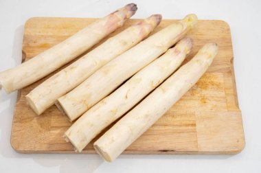 Yeni sezon, taze çiğ beyaz kuşkonmaz sebzeler büyük boy, olgun ve lezzetli.