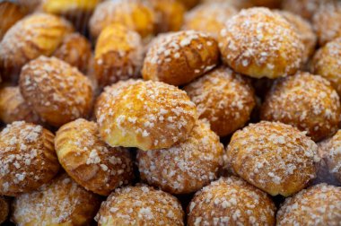 Birçok Chouquette veya petits choux, Fransa 'da Bordeaux, Fransa' da, şekerli ve fırında pişirilmiş küçük choux böreklerinden oluşan küçük Fransız pastanesidir.