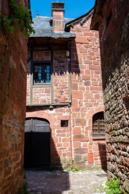 Collonges-la-Rouge köyü. Fransa 'nın en güzel köylerinden biri. Kırmızı taşlardan yapılmış evleri var.