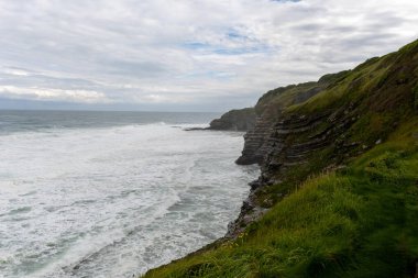 Bask kıyısındaki Saint-Jean-de-Luz balıkçı limanı manzarası, güzel mimarisi, kumlu plajları, mutfağı, Santa Barbara kayaları, Güney Fransa, Bask Bölgesi