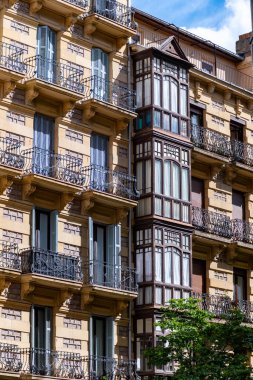 Şık şehir merkezi, San Sebastian ya da Donostia şehrinin pencere ve balkonu, İspanya 'nın kuzeyindeki Bask Ülkesi' nde turistik bir yer.