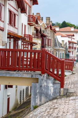 Bask kıyısındaki Saint-Jean-de-Luz balıkçı limanı, güzel mimarisi, kumlu plajları, mutfağı, Güney Fransa 'nın mutfağı, Bask Bölgesi' ndeki ünlü tatil köyü.