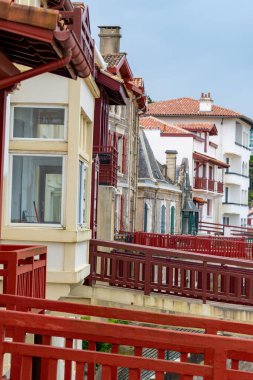Bask kıyısındaki Saint-Jean-de-Luz balıkçı limanı, güzel mimarisi, kumlu plajları, mutfağı, Güney Fransa 'nın mutfağı, Bask Bölgesi' ndeki ünlü tatil köyü.
