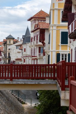 Bask kıyısındaki Saint-Jean-de-Luz balıkçı limanı, güzel mimarisi, kumlu plajları, mutfağı, Güney Fransa 'nın mutfağı, Bask Bölgesi' ndeki ünlü tatil köyü.