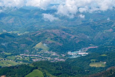 Eski ahşap trenle Larrun 'a ya da La Rhune' ye giden Larhune Dağı, Fransa ve İspanya sınırındaki Pireneler 'in batı ucunda geleneksel Bask İşçi Partisi ve Navarra eyaletlerinde yer alır..