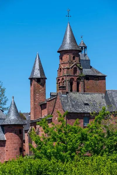 Collonges-la-Rouge köyü. Fransa 'nın en güzel köylerinden biri. Kırmızı taşlardan yapılmış evleri var.