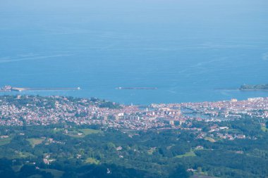 Eski ahşap trenle Larrun 'a ya da La Rhune' ye giden Larhune Dağı, Fransa ve İspanya sınırındaki Pireneler 'in batı ucunda geleneksel Bask İşçi Partisi ve Navarra eyaletlerinde yer alır..