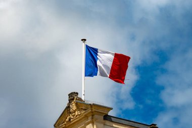 Fransa 'da sirk binasının çatısında mavi kırmızı beyaz Fransız bayrağı ve arka planda gökyüzü
