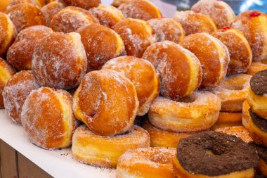 Yiyecek pazarında kremalı veya meyve reçelli doldurulmuş Berlin topları.