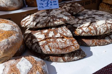 Sanatsal organik taze pişmiş koyu kahverengi çavdar ekmeği, biyolojik tahıllı ekmek...