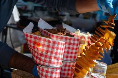Kızarmış patates cipsi, Portobello karayolu gıda pazarında şişlerde spiraller, güneşli bir günde Londra, İngiltere.