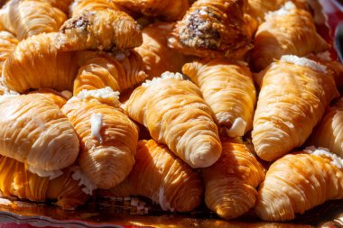 Napoli sfogliatella, kabuk şeklinde pasta, irmik, ricotta ve narenciye ile doldurulmuş muhallebi gibi tatlı. pazarda