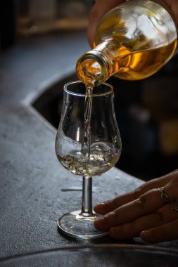 Eski koyu Fransız meşe fıçılarında yıllanmış konyak tadı içki imalathanesinde, konyak beyaz şarap bölgesinde Charente, Segonzac, Grand Champagne, Fransa