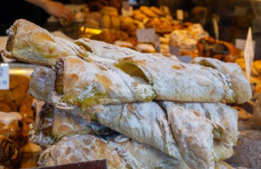 Taze pişmiş Amerikan bademli çörekleri gıda pazarına yakın.