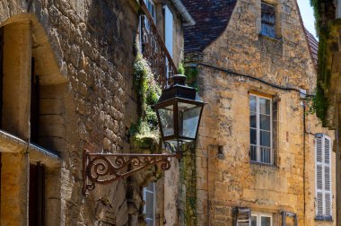 Ortaçağ tarihi merkezi, UNESCO sitesi ve kışın meşhur Perigord trüf mantarı işaretli Fransız Dordogne, Yeni Aquitaine 'deki Sarlat-la-Caneda veya Sarlat kasabası