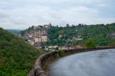 Fransa 'nın güneybatısındaki Lot departmanında seyyahların güzergahında yer alan Rocamadour ortaçağ köyü, yağmurlu bir günde panoramik manzara olan Dordogne Nehri' nin akarsuvaryumunun yukarısındaki vadide yer alması nedeniyle ziyaretçileri cezbetti.