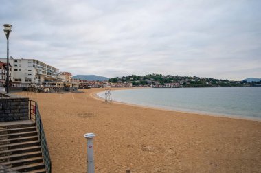Ciboure ve Saint-Jean-de-Luz körfezi ve Bask kıyısındaki kumlu plaj, ünlü tatil beldeleri, güzel mimari, doğa ve mutfak, Güney Fransa, Bask Ülkesi