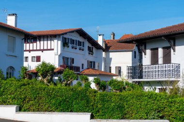 Bask kıyısındaki Saint Jean de Luz kasabasının beyaz evleri ve villaları, güzel mimari, doğa ve mutfağıyla tanınan ünlü tatil beldesi, Güney Fransa, Bask Ülkesi