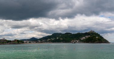 Şık şehir merkezi, San Sebastian veya Donostia 'daki La Concha kumlu plajı, İspanya' nın kuzeyinde, Bask ülkesinde turistik bir yer.