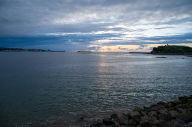 Ciboure ve Saint-Jean-de-Luz körfezi ve gün batımında Bask sahilindeki kumlu plaj, ünlü tatil beldeleri, güzel mimari, doğa ve mutfağı, Güney Fransa, Bask Bölgesi