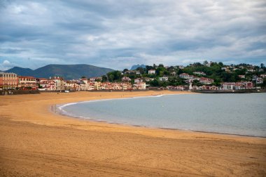 Bask kıyısındaki Saint Jean de Luz kasabasının kumsal ve evleri, ünlü tatil köyü, güzel mimari, doğa ve mutfağıyla tanınır, Güney Fransa, Bask Ülkesi