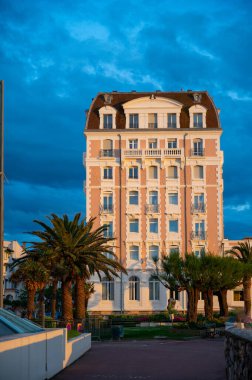 Bask kıyısındaki eski Saint Jean de Luz kasabasının beyaz evleri ve villaları, güzel mimari, doğa ve mutfağıyla tanınan ünlü tatil beldesi, Güney Fransa, Bask Ülkesi