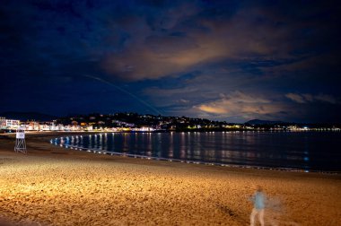 Ciboure ve Saint-Jean-de-Luz körfezi ve gün batımında Bask sahilindeki kumlu plaj, ünlü tatil beldeleri, güzel mimari, doğa ve mutfağı, Güney Fransa, Bask Bölgesi