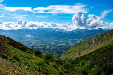Eski ahşap trenle Larrun 'a ya da La Rhune' ye giden Larhune Dağı, Fransa ve İspanya sınırındaki Pireneler 'in batı ucunda geleneksel Bask İşçi Partisi ve Navarra eyaletlerinde yer alır..