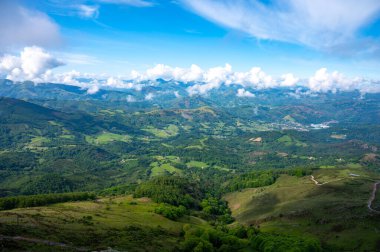 Eski ahşap trenle Larrun 'a ya da La Rhune' ye giden Larhune Dağı, Fransa ve İspanya sınırındaki Pireneler 'in batı ucunda geleneksel Bask İşçi Partisi ve Navarra eyaletlerinde yer alır..