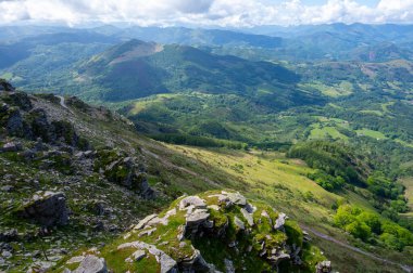 Eski ahşap trenle Larrun 'a ya da La Rhune' ye giden Larhune Dağı, Fransa ve İspanya sınırındaki Pireneler 'in batı ucunda geleneksel Bask İşçi Partisi ve Navarra eyaletlerinde yer alır..