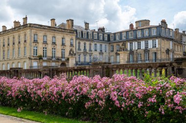 Seyahat yeri, Bordeaux şehrinin orta kesiminde yürümek, evleri ve caddeleri görmek, kamu bahçeleri ve parkları